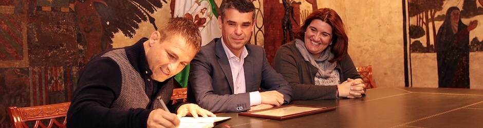 Blanca Fernández junto al alcalde en la recepción de un deportista marbellí