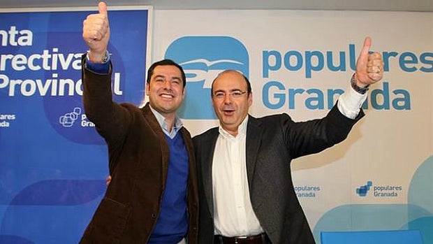 El presidente del PP andaluz, Juanma Moreno y el presidente del PP de Granada, Sebastián Pérez