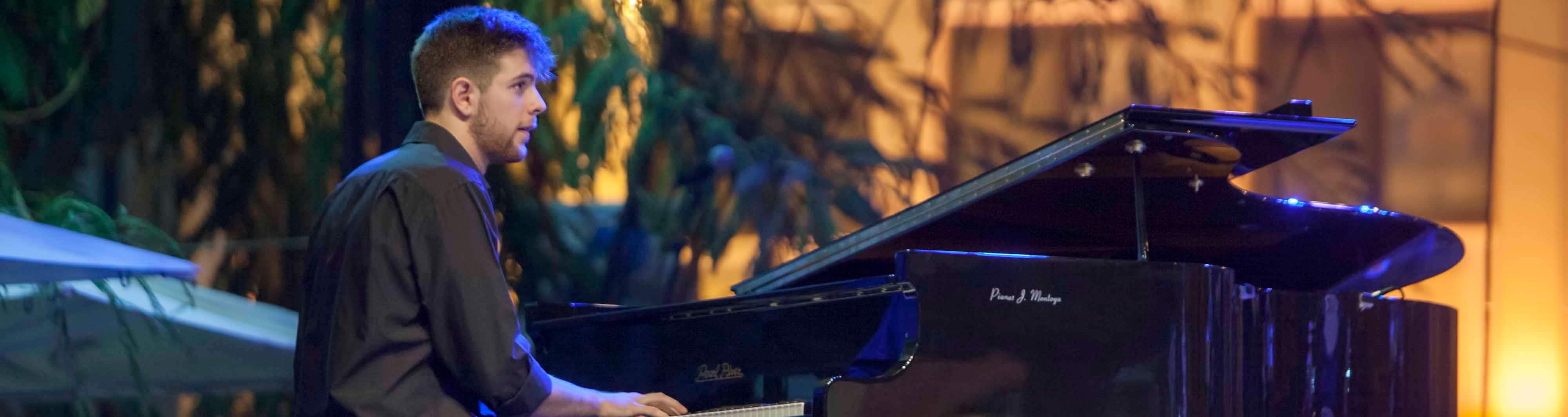 El utrerano Andrés Barrios es un enamorado del mundo del piano