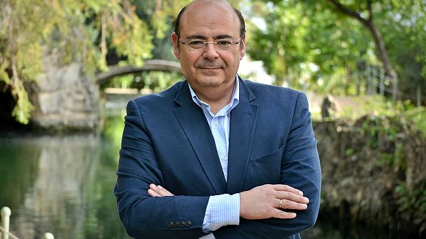 El presidente del PP granadino, Sebastián Pérez, en el Carmen de los Mártires.
