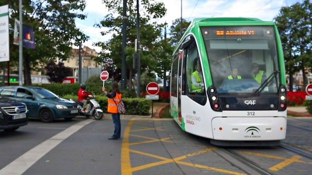 El metro de Granada no consigue circular con normalidad por los obstáculos que encuentra a su paso