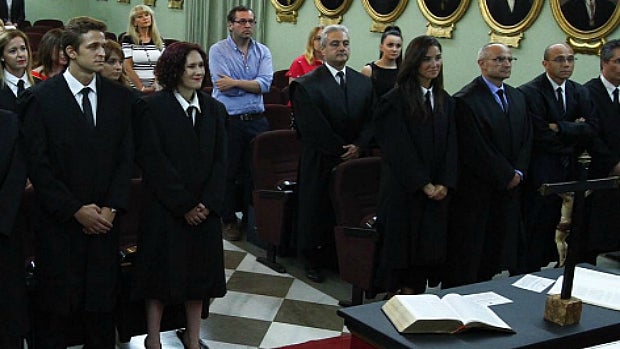 Foto del acto de jura en el que participó la letrada que se negó a mencionar al Rey.
