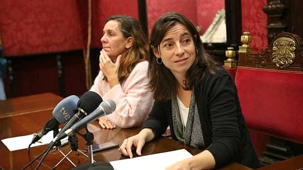 A la izquierda, Pilar Rivas, quien sustituirá como portavoz a Marta Gutiérrez, a la derecha
