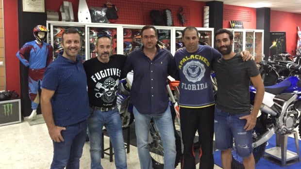 El concejal del PP, José Manuel Villanueva (en el centro) con miembros del Club de Motocross de Alcalá