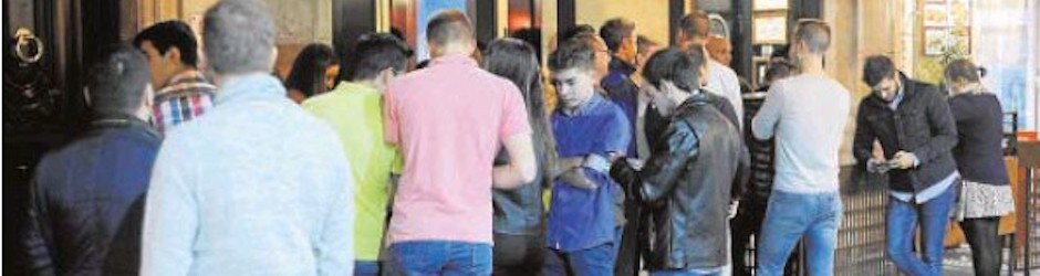 Jóvenes se agolpan a la entrada de un bar de copas en la noche malagueña del jueves