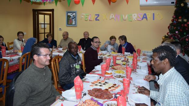 El Obispo de Jaén celebra la Nochebuena con personas sin techo