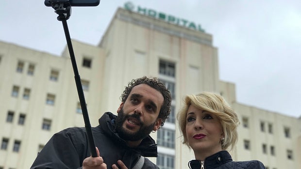 El médico Jesús Candel, conocido como Spiriman, mientras graba uno de sus vídeos