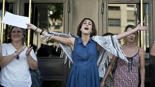 Juana Rivas, a la salida de los juzgados de Granada, tras poner fin a su fuga. / CARLOS GIL