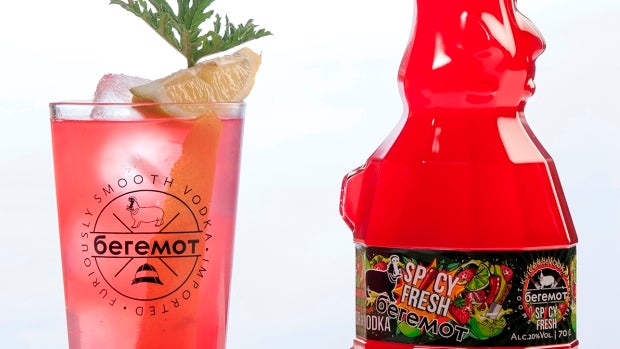 La botella del nuevo vodka tiene forma de hipopótamo y se puede colocar en vertical u horizontal