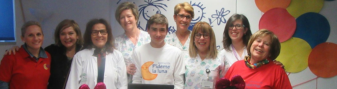 Mujeres de la asociación posan junto a Antonio Francisco tras regalarle el ordenador.