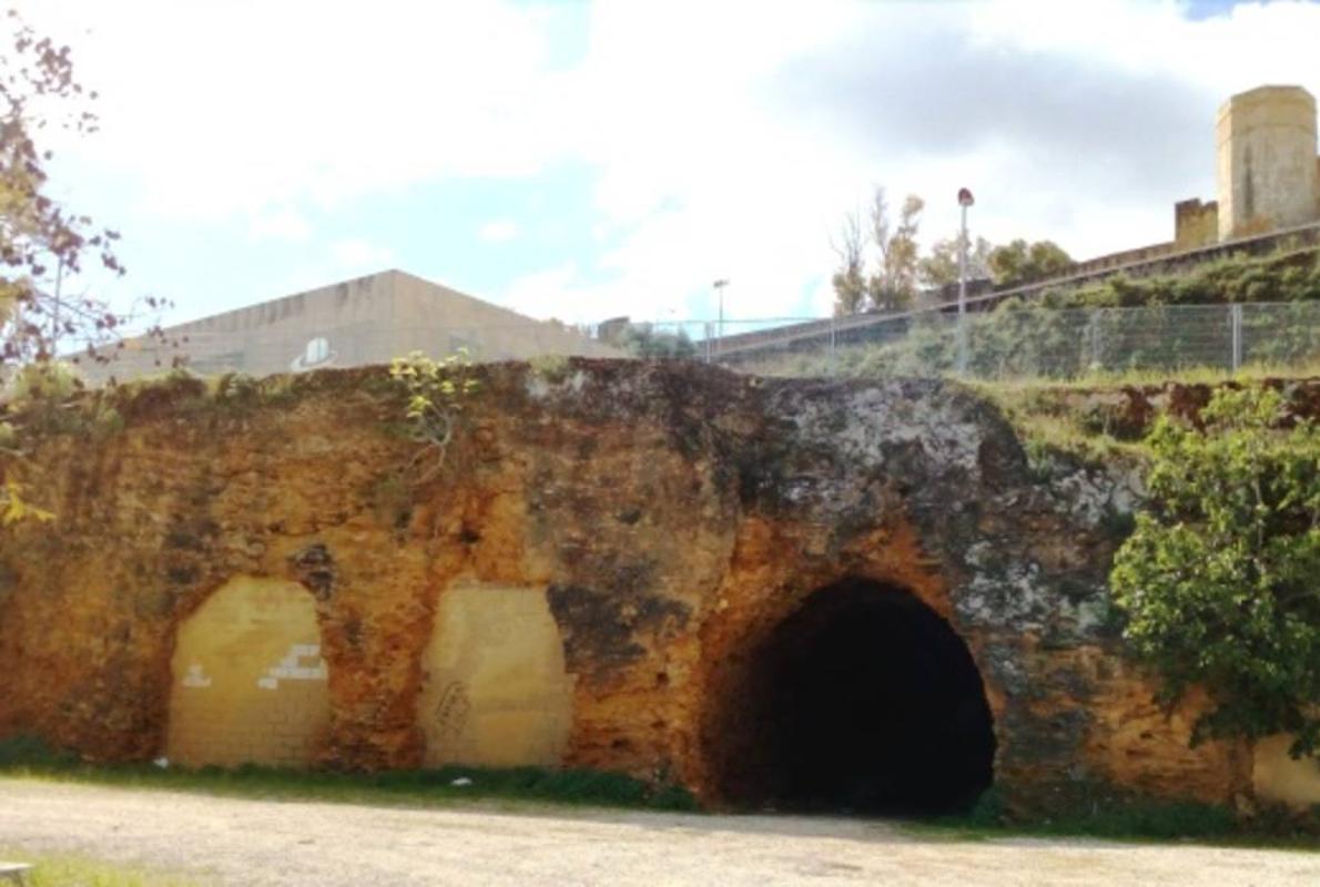 El túnel del tren cruza el cerro sobre el que se asienta el Castillo