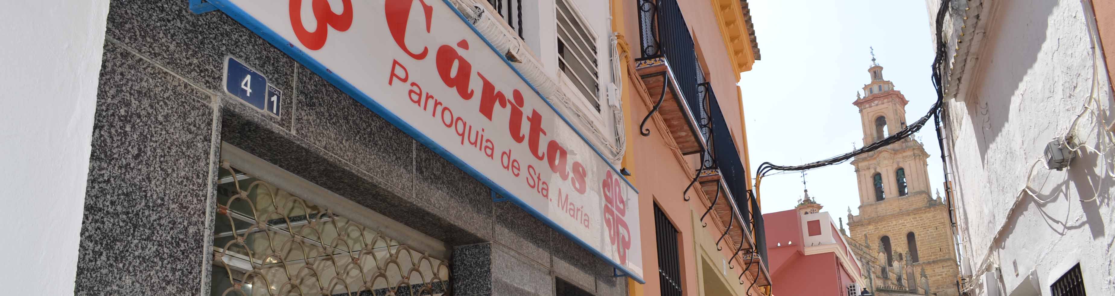 Los ladrones rompieron la puerta del local con un objeto contundente