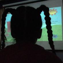 Una niña durante el cuenta cuentos de Pepuka