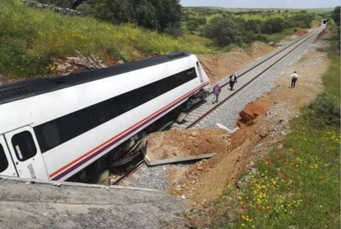 Imagen del tren descarrilado a la salida del túnel