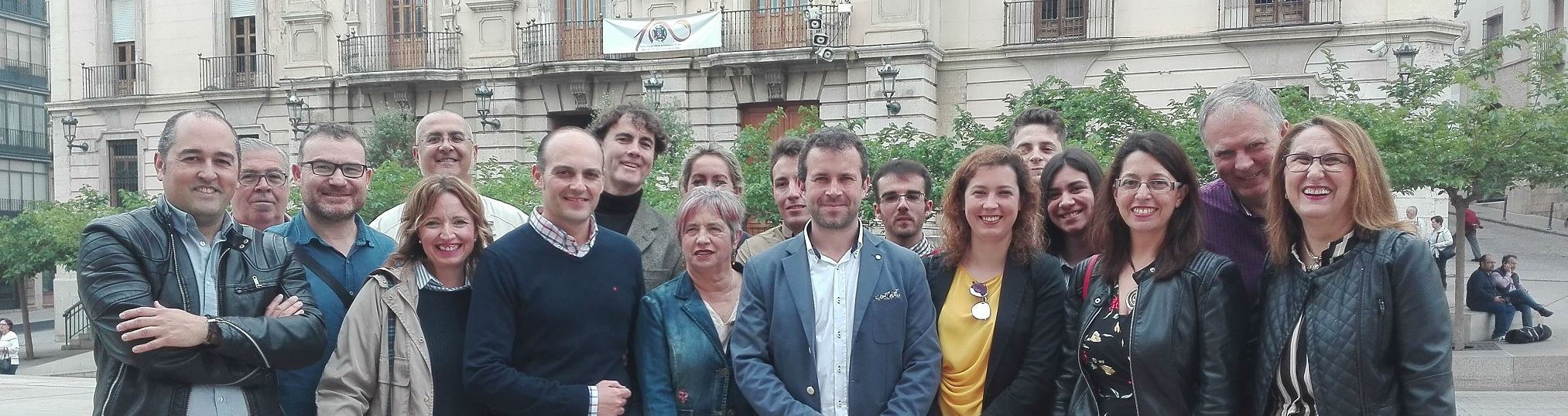 El secretario general del PSOE de Jaén capital, Julio Millán, junto a su equipo de campaña