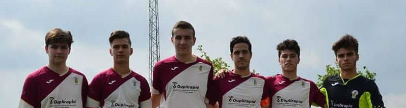 El portero agredido, de pie, primero por la izquierda, junto a otros jugadores de la escuela municipal deportiva Jódar.