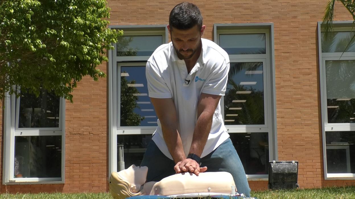 Francisco Molina realizando una reanimación cardiopulmonar