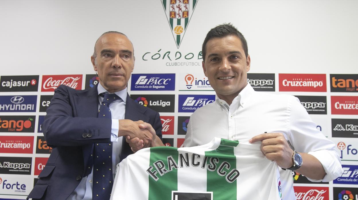 El entrenador del Córdoba CF, Francisco Rodríguez, su presentación, junto a Luis Olive