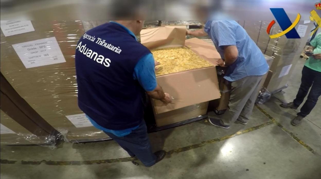 Miembros de la Agencia Tributaria y de la Guardia Civil durante la incautación del tabaco picado