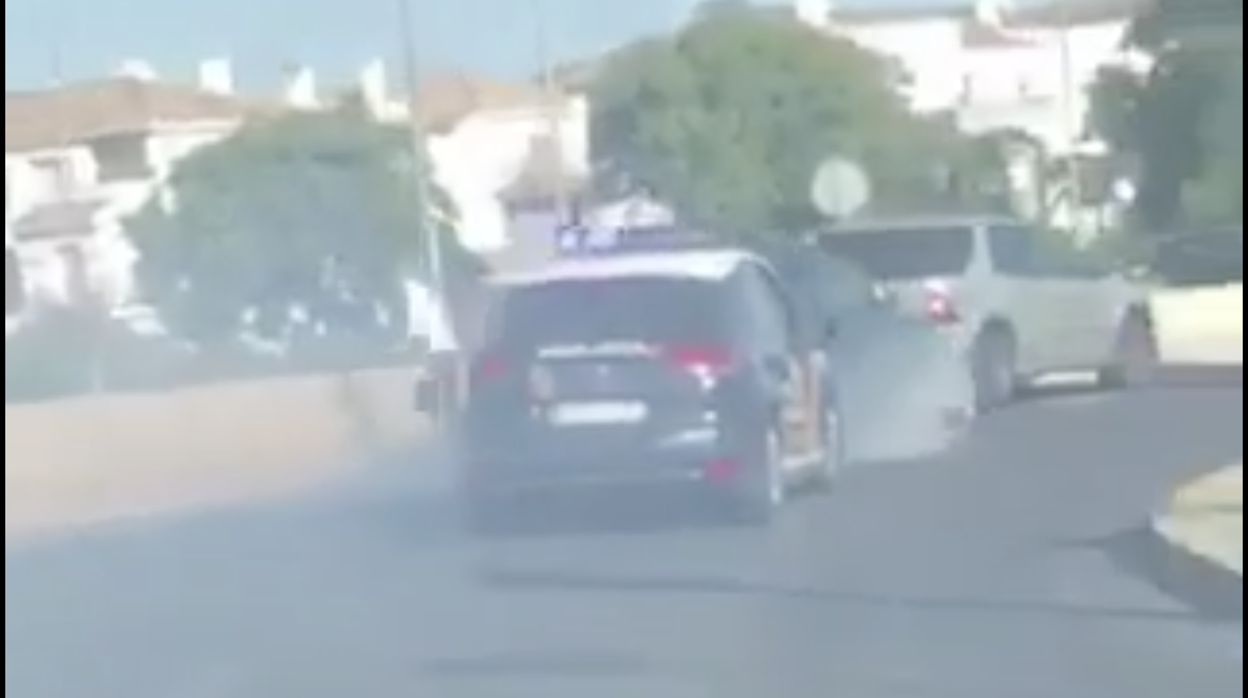 Momento en el que uno de los ocupantes del Audi Q7 trata de huir a pie de la Policía Nacional