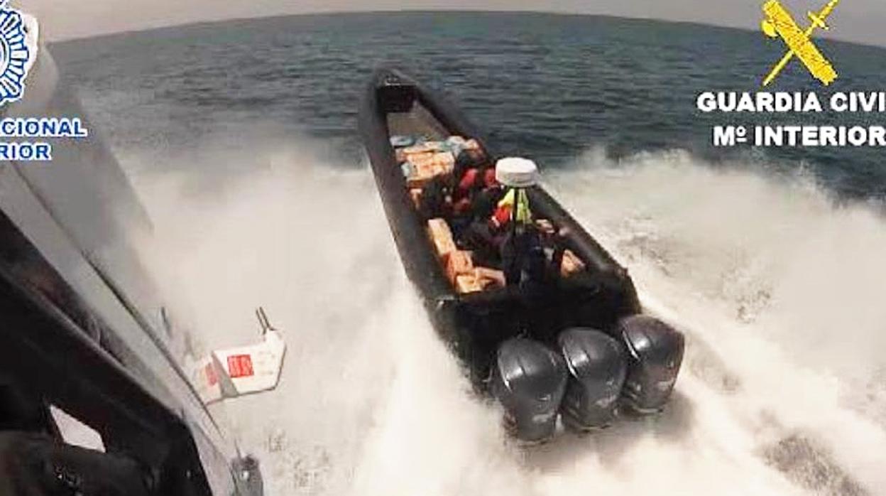 Imagen del video del alijo frustrado este martes en La Línea de la Concepción.