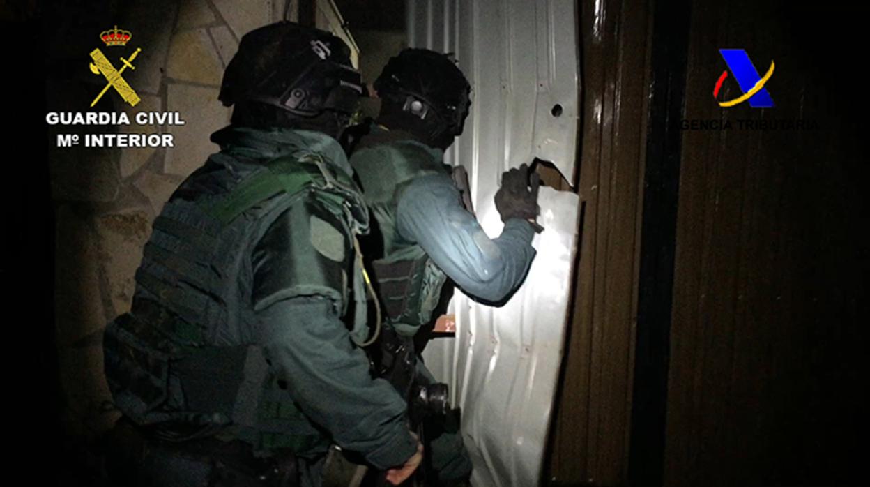 Imagen de dos de los agentes participantes en este importante operación en el Campo de Gibraltar.