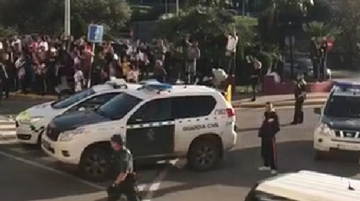 Imagen del momento en que el autobús de la Guardia Civil los traslada a prisión
