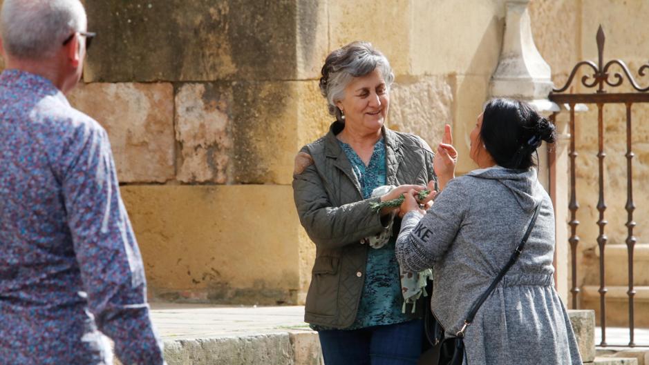Las vendedoras de romero de Córdoba: «Vamos al turista con mucha vergüenza y educación»