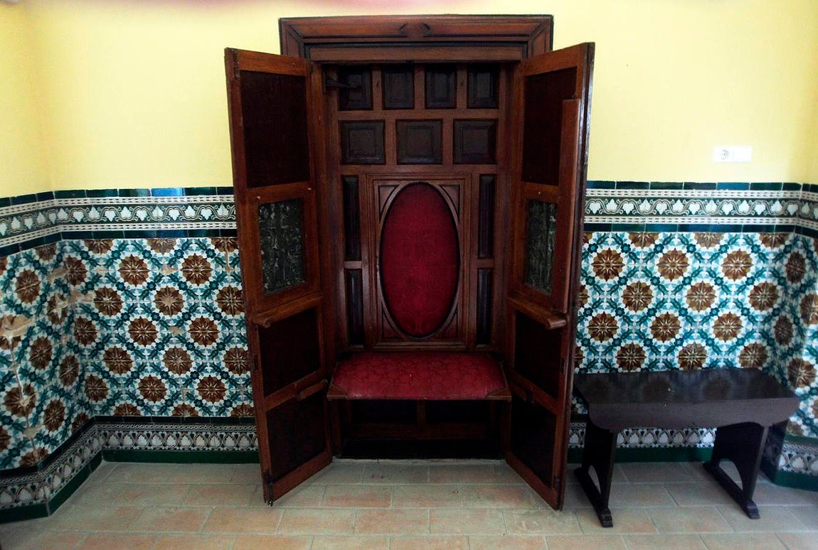 Confesionario en el oratorio privado de las Hermanas de la Caridad