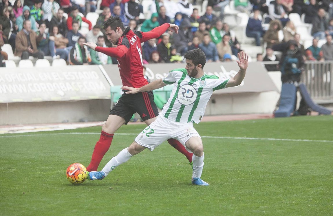 Derrota blanquiverde en El Arcángel (1-2). La lluvia ha sido una de las protagonistas de un vistoso partido entre el Córdoba y el Mirandés