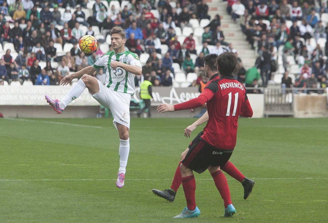 Derrota blanquiverde en El Arcángel (1-2). La lluvia ha sido una de las protagonistas de un vistoso partido entre el Córdoba y el Mirandés
