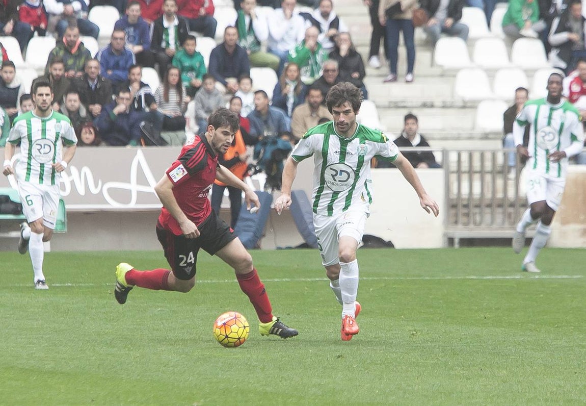 Derrota blanquiverde en El Arcángel (1-2). La lluvia ha sido una de las protagonistas de un vistoso partido entre el Córdoba y el Mirandés