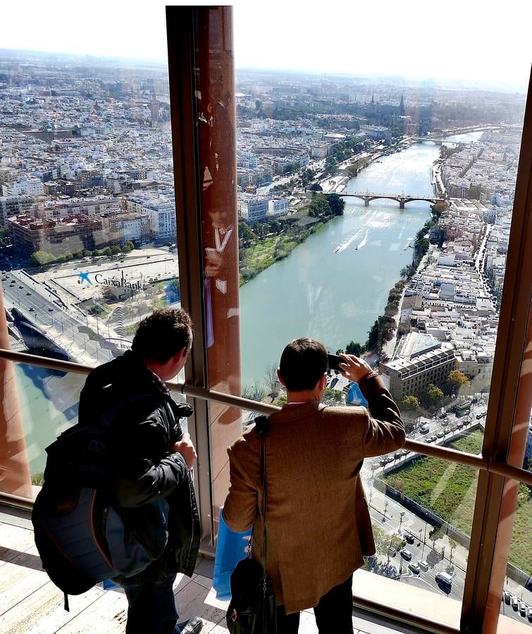 Caixabank ha destinado 325 millones de euros al complejo que preside el rascacielos diseñado por César Pelli, el edificio más alto de Andalucía