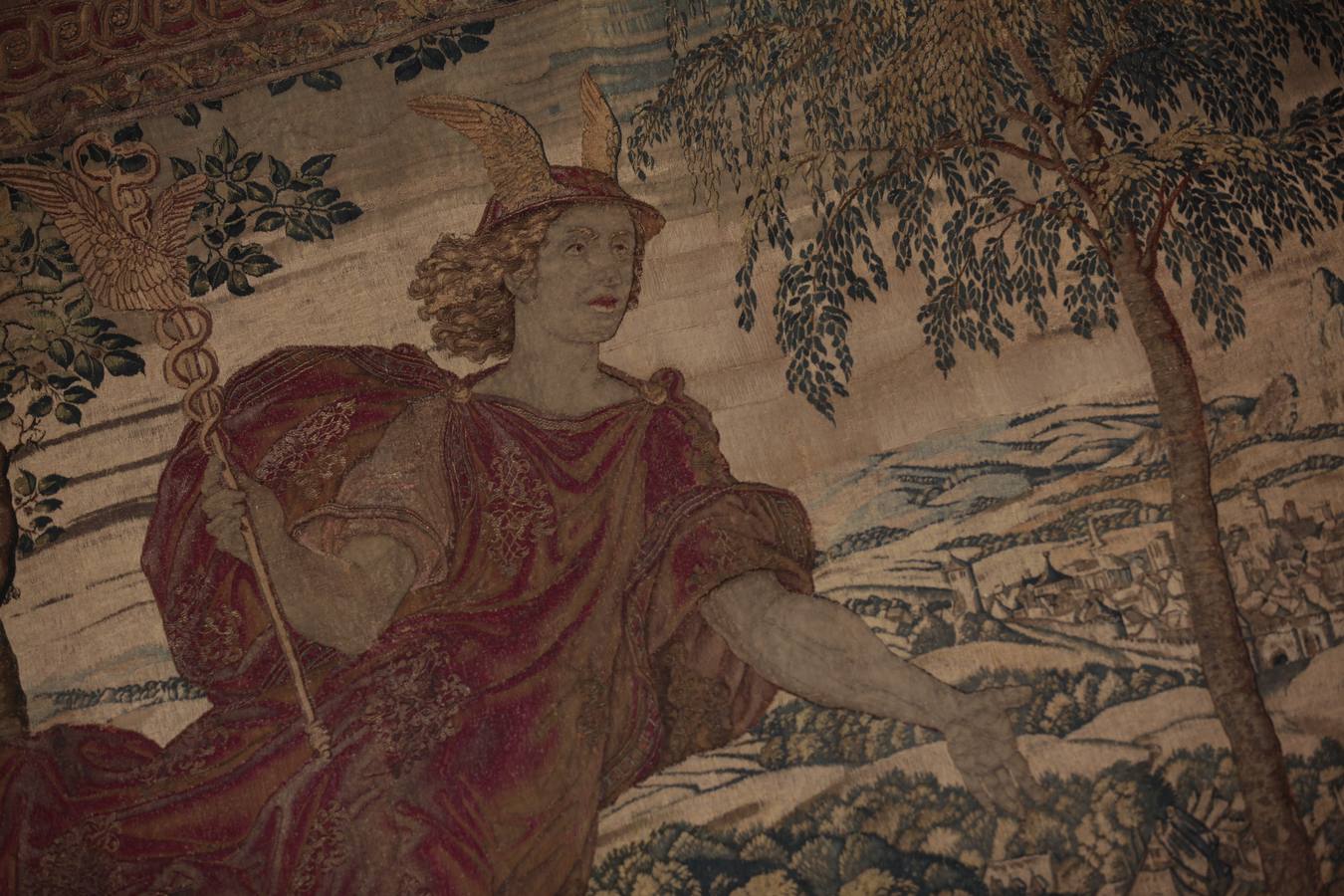 'Mercurio enamorado de Herse' de Willem de Pannemaker (s.XVI). El tapiz, que mide 7,28 por 4,44 metros y que ha sido colocado en su sitio por media docena de operarios especializados, con la ayuda de un andamio móvil, es de 1570 y está hecho, además de con lana y seda, con hilos de plata y oro
