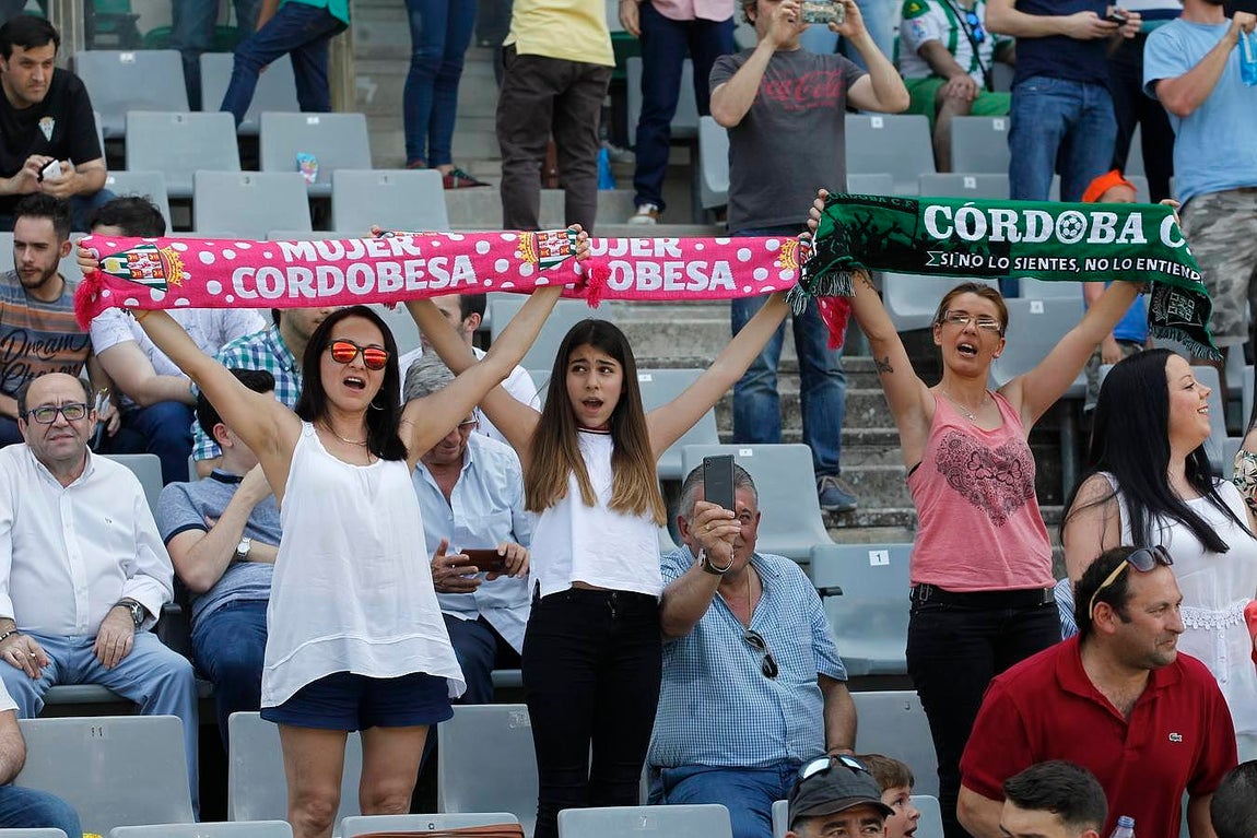 En imágenes, el ambiente en la grada del Córdoba-Elche