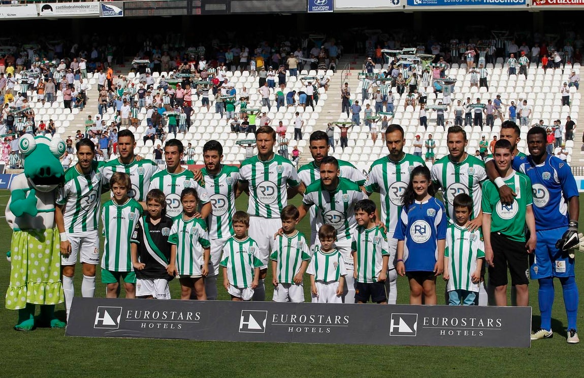 En imágenes, el ambiente en la grada del Córdoba-Elche