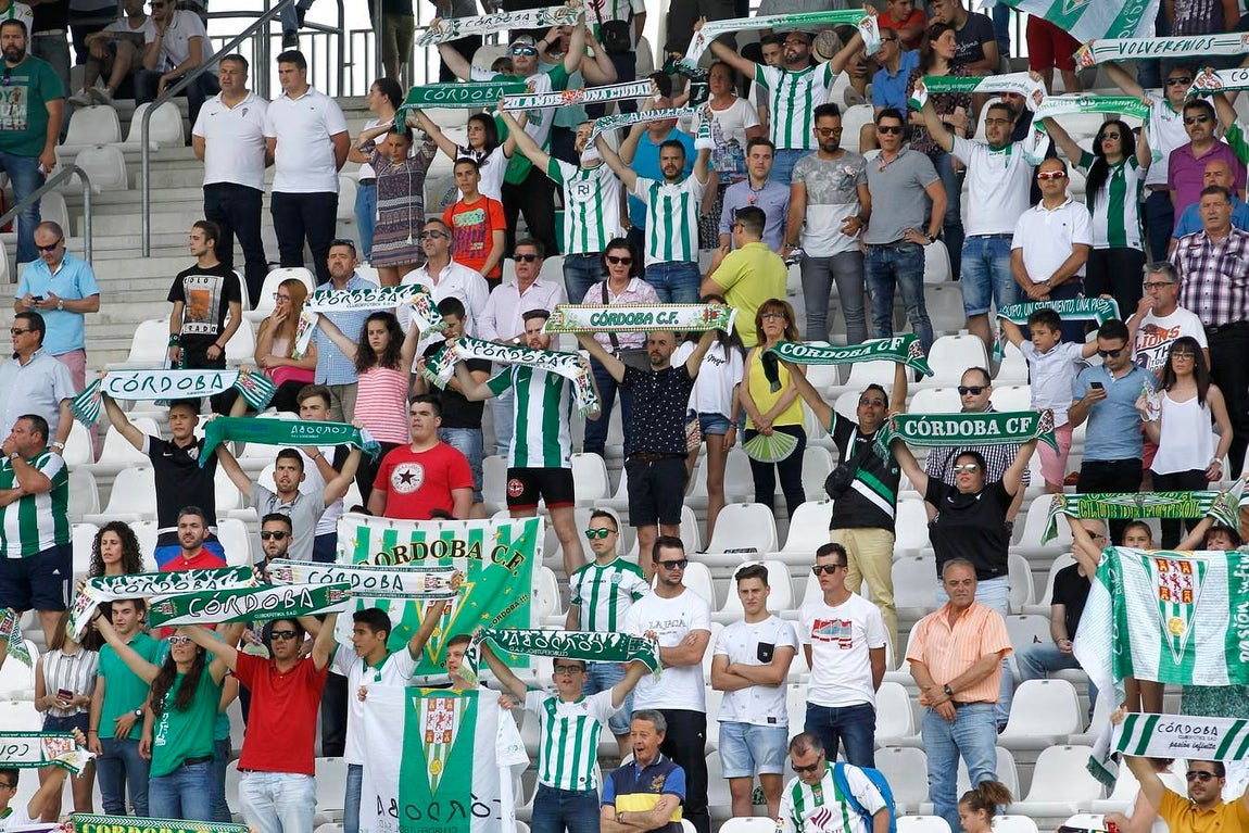 En imágenes, el ambiente en la grada del Córdoba-Elche
