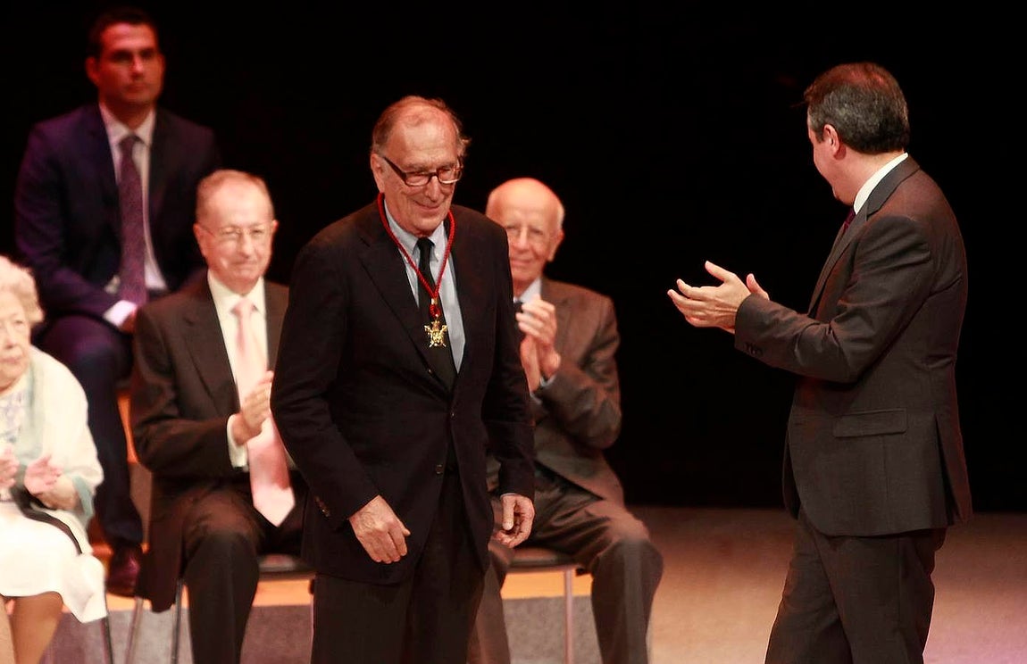El pintor Manuel Salinas recibiendo su medalla