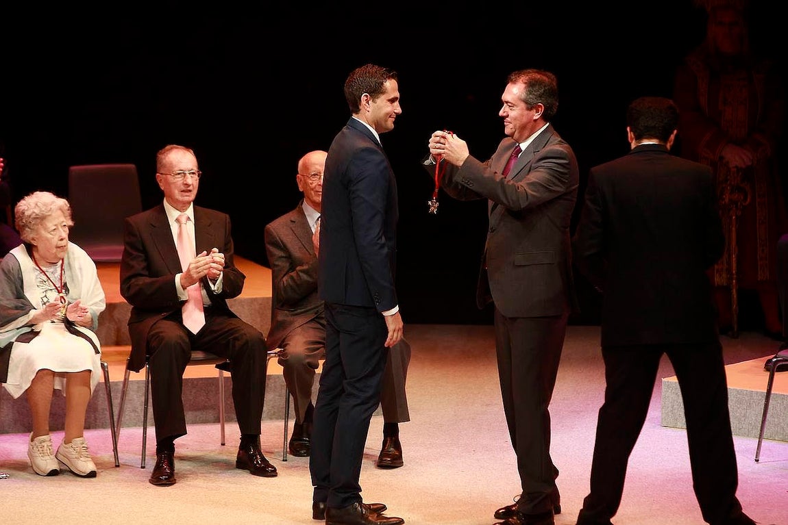 Juan Espadas le pone la medalla a David Troya, fundador del portal Glamping Hub