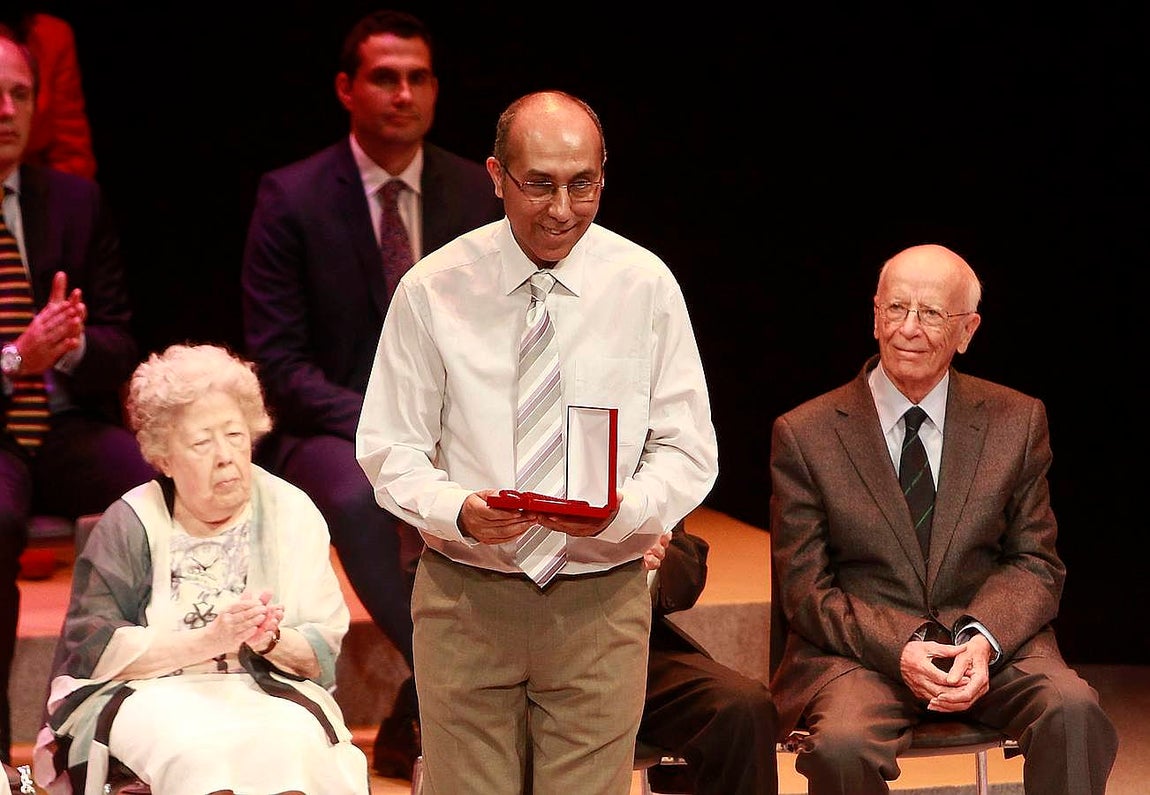 Omar El Artiti recoge la medalla concedida a Sevilla Acoge, organización que preside