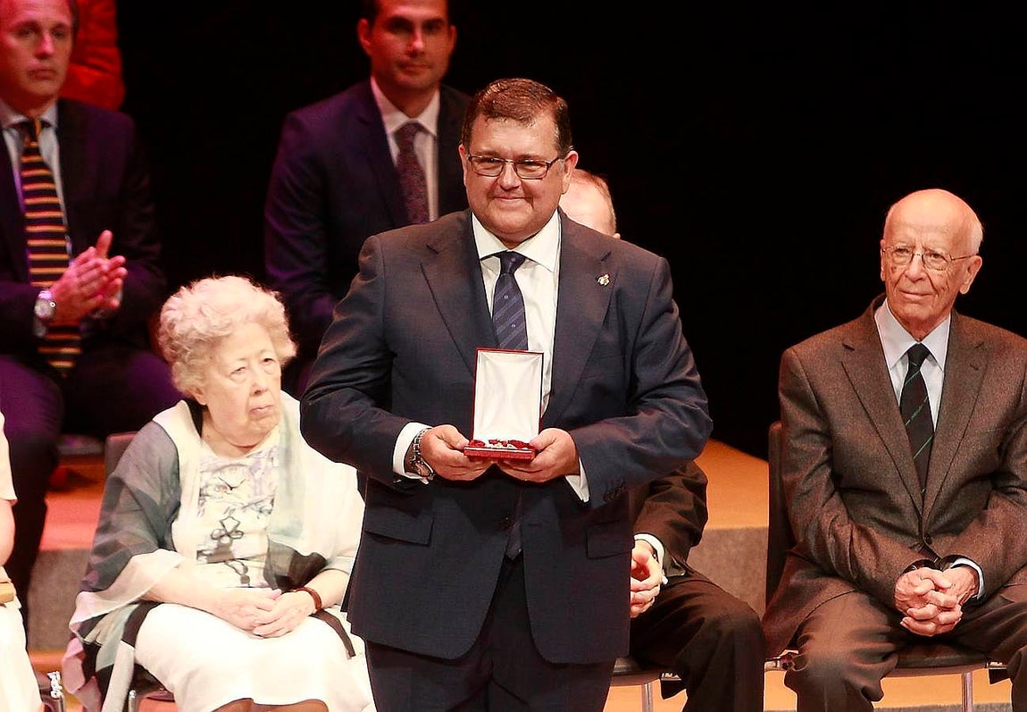 El hermano mayor del Cachorro, Marco Antonio Talavera, recoge la medalla para su hermandad