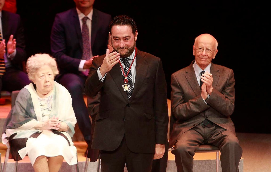 El cantante Rafael González Serna agradece su medalla