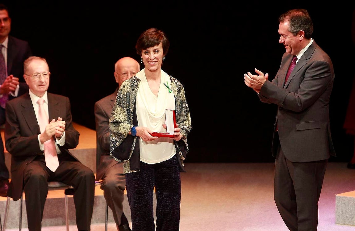 María Floristán recogió la medalla concedida a su hijo, el pianista Juan Pérez Floristán