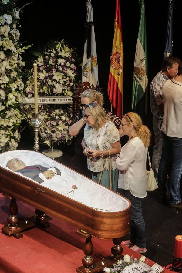 La localidad ha decretado tres días de luto oficial por la muerte de su artista más conocido