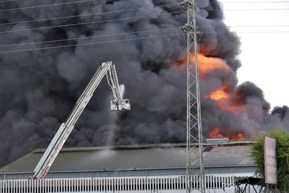 Las imágenes del impresionante fuego en la factoría nazarena