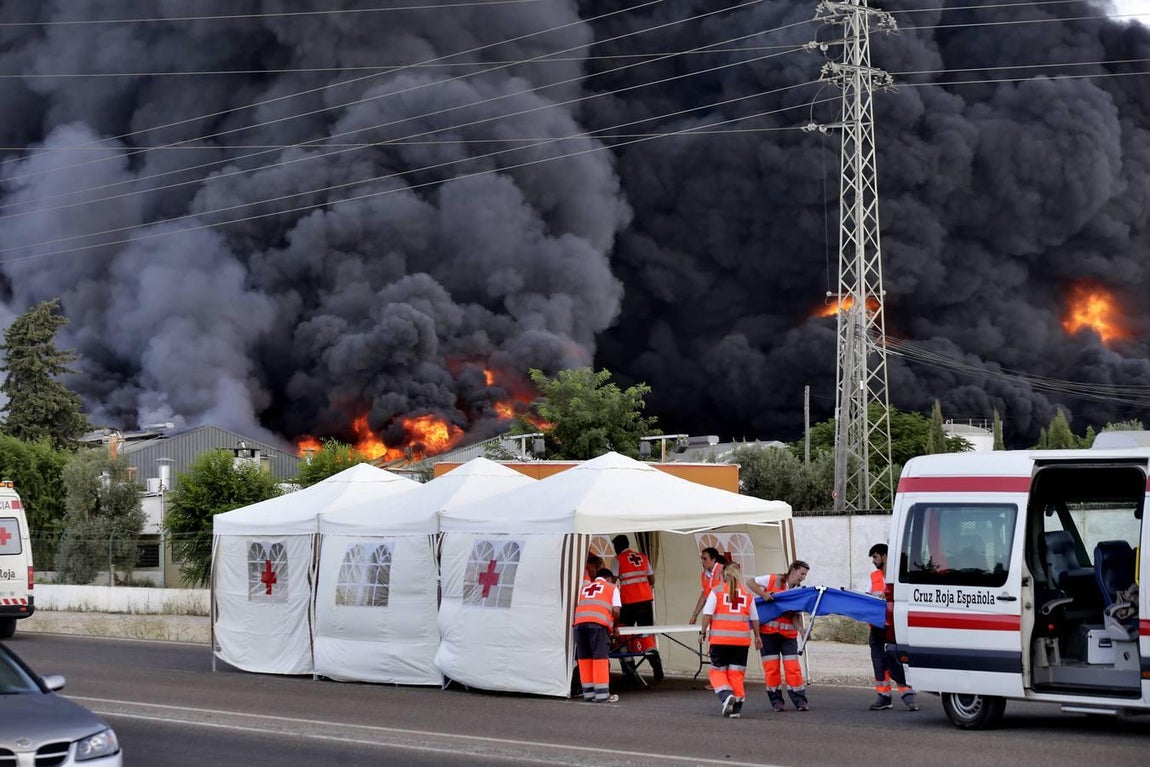 Las imágenes del impresionante fuego en la factoría nazarena
