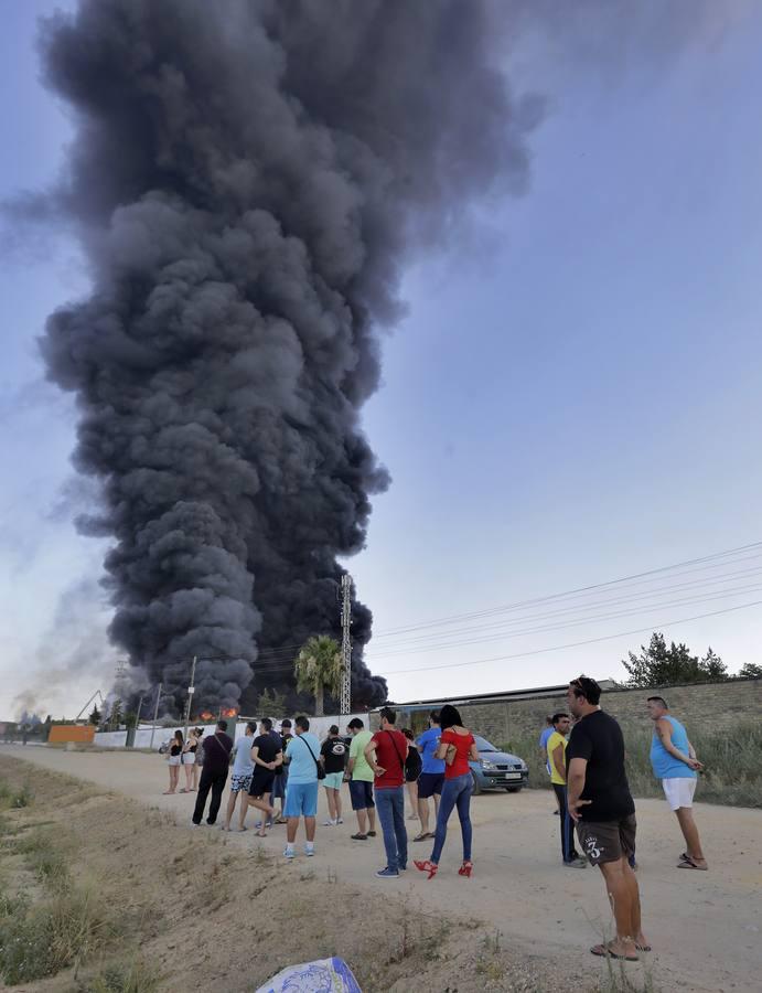 Las imágenes del impresionante fuego en la factoría nazarena