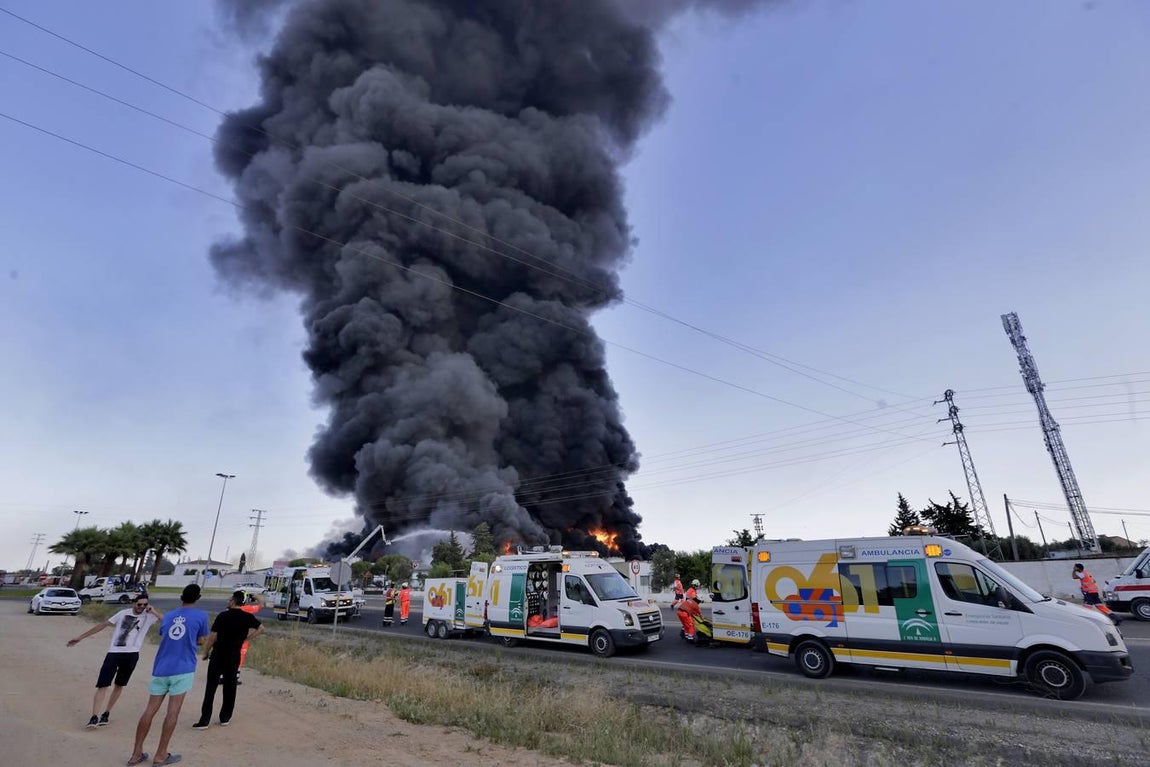 Las imágenes del impresionante fuego en la factoría nazarena