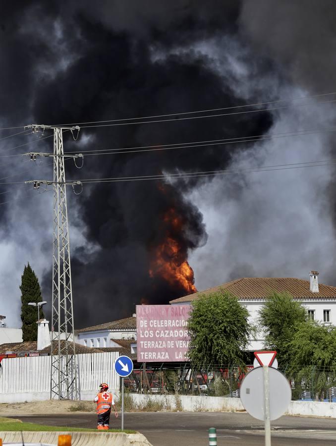 Las imágenes del impresionante fuego en la factoría nazarena