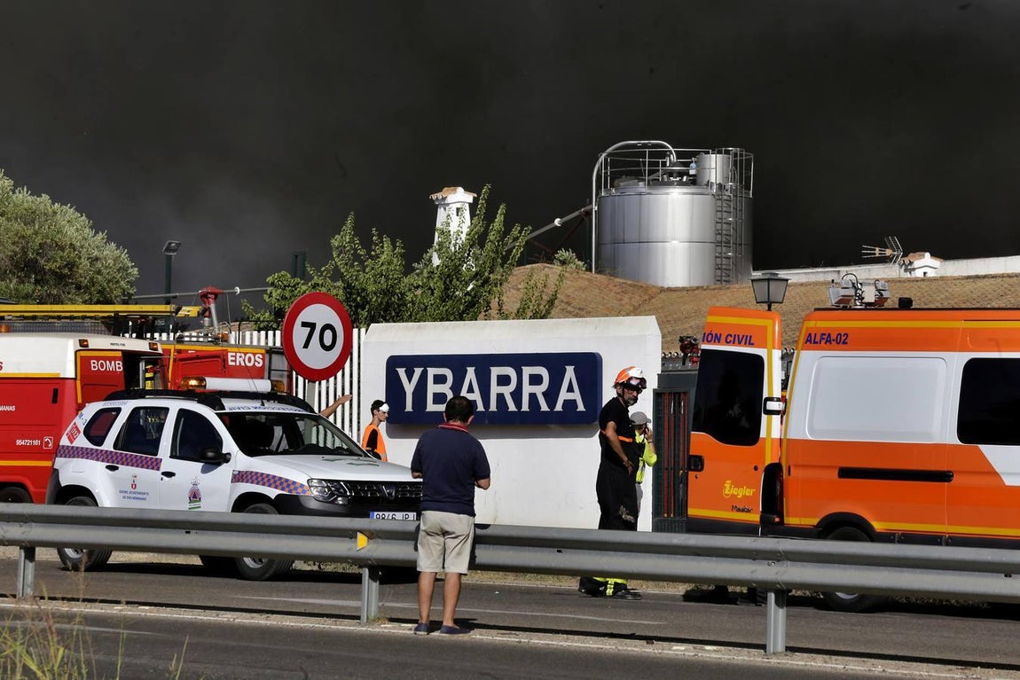 Las imágenes del impresionante fuego en la factoría nazarena